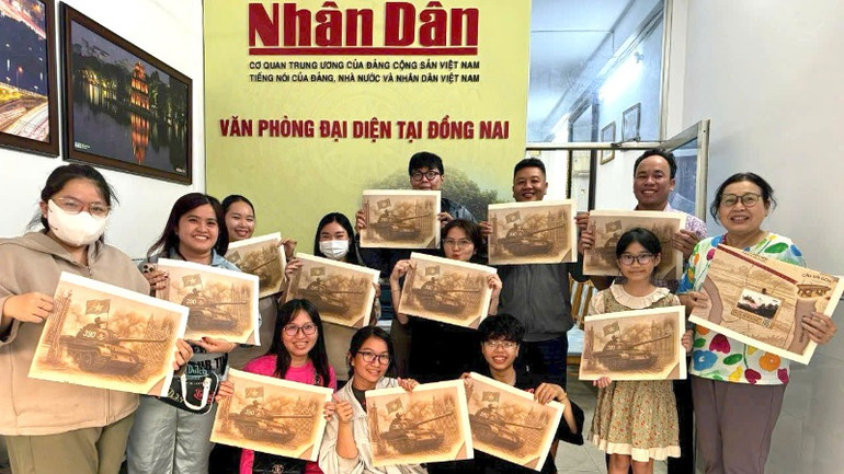 Bạn đọc đến nhận phụ san đủ các lứa tuổi, trong đó phần nhiều là giới trẻ. Bạn đọc đến nhận phụ san đủ các lứa tuổi, trong đó phần nhiều là giới trẻ.