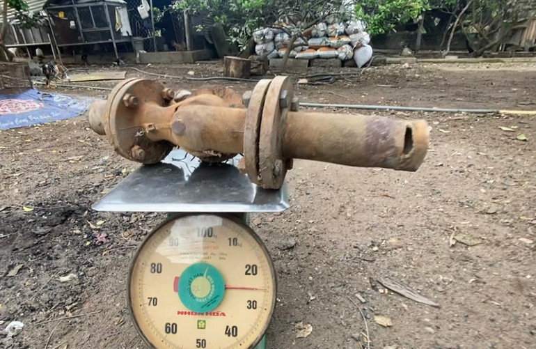 Chiếc van lò hơi được người dân tìm thấy cách hiện trường vụ nổ khoảng 1km.