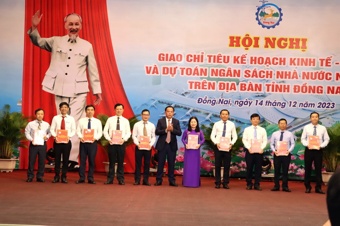 Quyền Chủ tịch Ủy ban nhân dân tỉnh Đồng Nai Võ Tấn Đức trao quyết định thực hiện chỉ tiêu năm 2024 cho các đơn vị.