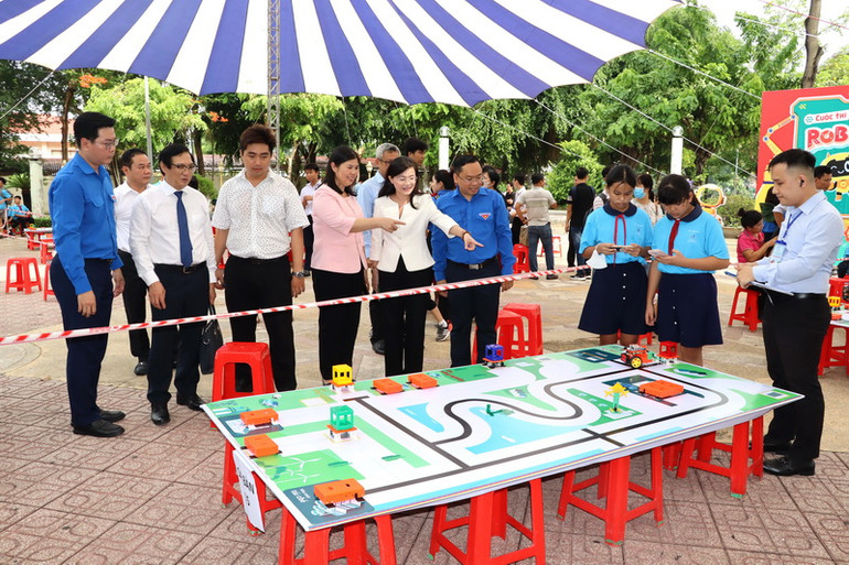 Lãnh đạo tỉnh Đồng Nai tham quan Ngày hội Steam & Cuộc thi Robotic tỉnh Đồng Nai năm 2024.. Lãnh đạo tỉnh Đồng Nai tham quan Ngày hội Steam & Cuộc thi Robotic tỉnh Đồng Nai năm 2024..