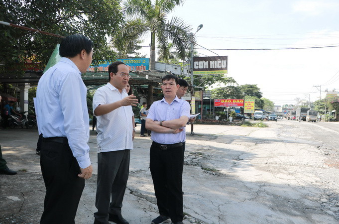 Lãnh đạo Đoàn đại biểu Quốc hội tỉnh Đồng Nai khảo sát tuyến đường Hoàng Văn Bổn.