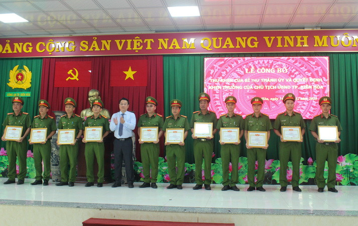 Khen thưởng các cá nhân có thành tích xuất sắc.