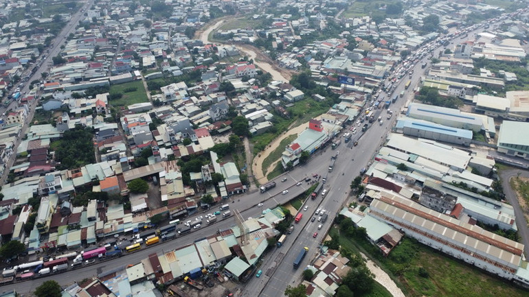 Việc sửa chữa khiến Quốc lộ 51 ùn ứ nhiều km.