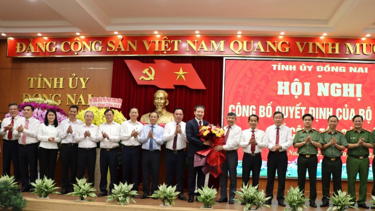 Các đồng chí lãnh đạo tỉnh Đồng Nai chúc mừng đồng chí Vũ Hồng Văn.