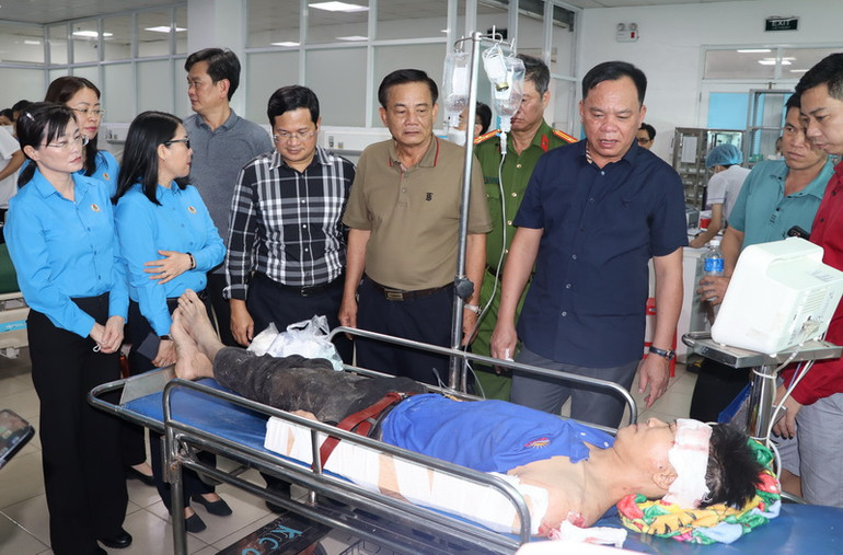 Quyền Chủ tịch Ủy ban nhân dân tỉnh Đồng Nai Võ Tấn Đức cùng lãnh đạo các đơn vị thăm người bị thương vụ nổ tại Bệnh viện đa khoa Thống Nhất.