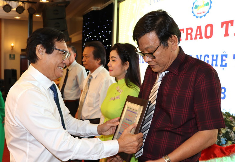 Nhà văn Nguyễn Một (bên phải) đón nhận Giải A.