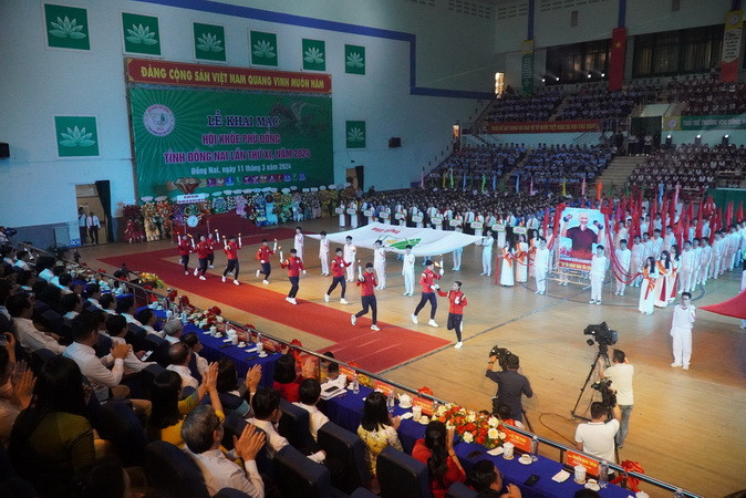 Các vận động viên tiêu biểu tỉnh Đồng Nai rước đuốc từ Văn miếu Trấn Biên về khu vực Nhà thi đấu tỉnh