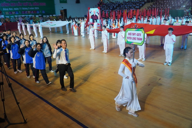 Đoàn diễu hành các huyện đi qua lễ đài.