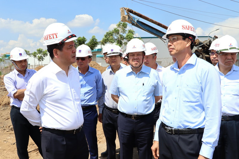 Bộ trưởng Công thương Nguyễn Hồng Diên trao đổi giải pháp xử lý vướng mắc với lãnh đạo Ủy ban nhân dân tỉnh Đồng Nai tại khu vực vị trí giao cắt đường số 4, khu công nghiệp Ông Kèo.