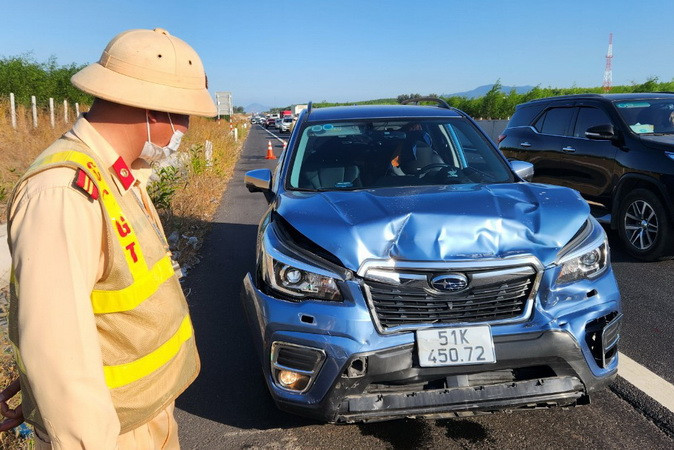 Lực lượng chức năng xử lý vụ tai nạn liên hoàn giữa ba xe ô-tô chiều 15/2.