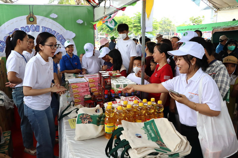 Đổi rác thải lấy quà trong chương trình Tuần lễ Đồng Nai xanh.