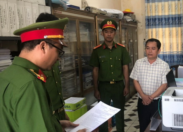 Cơ quan điều tra thi hành lệnh bắt tạm giam Nguyễn Văn Nhật Huy.