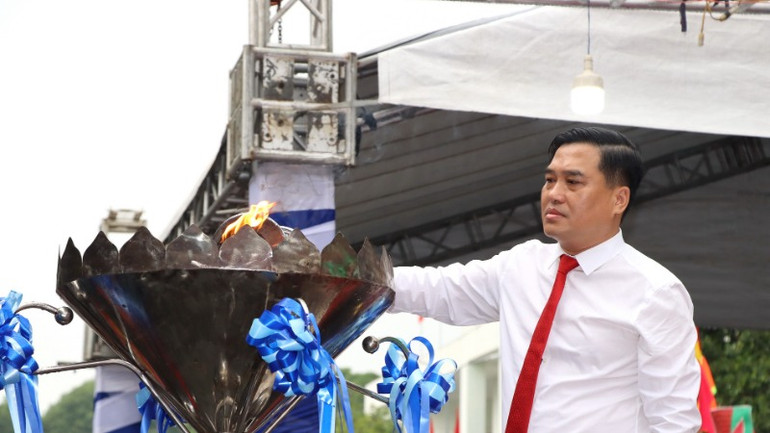 Đồng chí Hồ Văn Nam, Ủy viên Ban Thường vụ Tỉnh ủy, Bí thư Thành ủy Biên Hòa thắp ngọn đuốc truyền thống. Đồng chí Hồ Văn Nam, Ủy viên Ban Thường vụ Tỉnh ủy, Bí thư Thành ủy Biên Hòa thắp ngọn đuốc truyền thống.