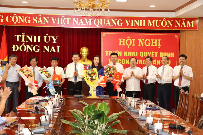 Các đồng chí lãnh đạo tỉnh Đồng Nai chúc mừng 4 đồng chí nhận quyết định điều động, bổ nhiệm, nghỉ chính sách hưu trí.