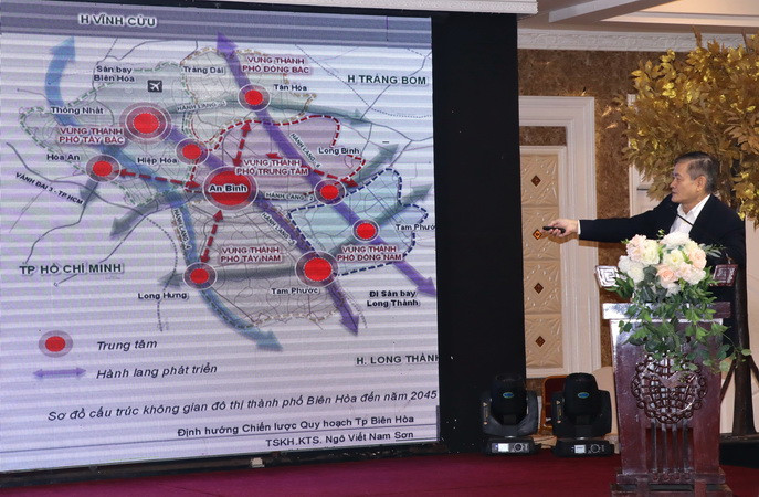 Tiến sĩ khoa học, Kiến trúc sư Ngô Viết Nam Sơn trình bày góp ý tại hội thảo.