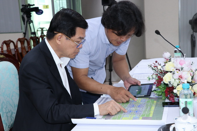 Lãnh đạo Tổng công ty Cảng hàng không Việt Nam trao đổi với Bí thư Tỉnh ủy Đồng Nai Nguyễn Hồng Lĩnh về hạ tầng kết nối sân bay Long Thành.