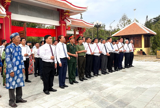 Lãnh đạo tỉnh Đồng Nai và các đại biểu dâng hương.