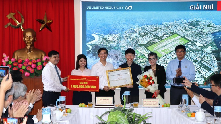 Lãnh đạo Ủy ban nhân dân tỉnh Đồng Nai và Sở Xây dựng trao giải nhì cuộc thi.