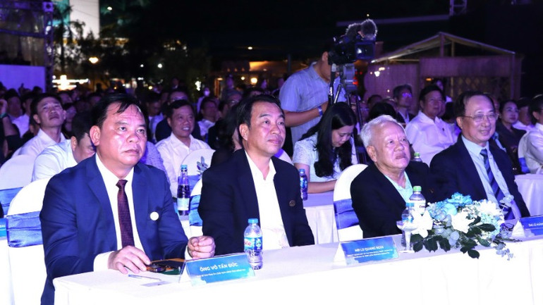 Các đại biểu tham dự buổi lễ.