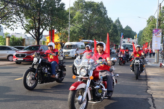 Trong chương trình, các thành viên Câu lạc bộ mô-tô Biên Hòa mang theo cờ Tổ quốc diễu hành qua một số tuyến đường.