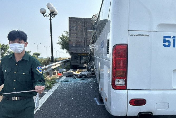 Lực lượng chức năng có mặt tại hiện trường xử lý vụ tai nạn.