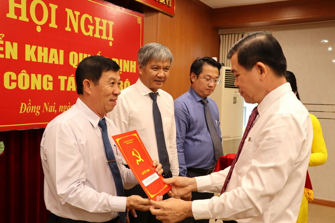 Bí thư Tỉnh ủy Đồng Nai Nguyễn Hồng Lĩnh trao quyết định cho Bí thư Huyện ủy Vĩnh Cửu Lê Thành Mỹ.