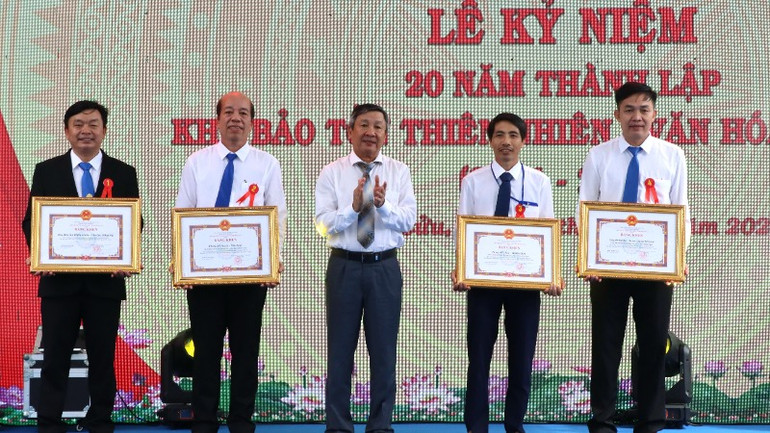 Phó Bí thư Thường trực Tỉnh ủy Đồng Nai Hồ Thanh Sơn trao tặng Bằng khen cho các tập thể có thành tích xuất sắc.