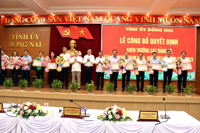 Các đồng chí trong Thường trực Tỉnh ủy trao Bằng khen cho các Đảng bộ hoàn thành tốt nhiệm vụ.