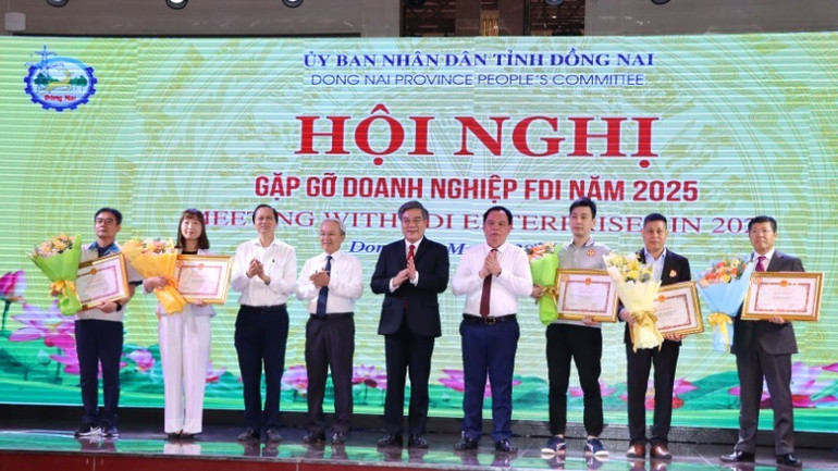 Lãnh đạo tỉnh Đồng Nai trao tặng Bằng khen cho 5 doanh nghiệp FDI. Lãnh đạo tỉnh Đồng Nai trao tặng Bằng khen cho 5 doanh nghiệp FDI.