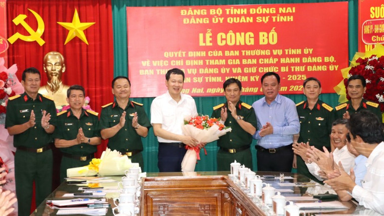 Các đồng chí trong Đảng ủy Quân sự tỉnh Đồng Nai chúc mừng đồng chí Vũ Hồng Văn.