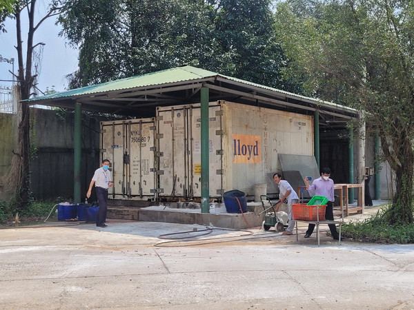 Thùng container chứa xác đổ chết ở Khu du lịch Vườn Xoài.