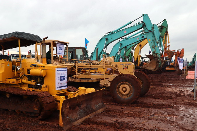 Phương tiện cơ giới thực hiện nghi thức khởi công xây dựng nhà ga hành khách sân bay Long Thành.