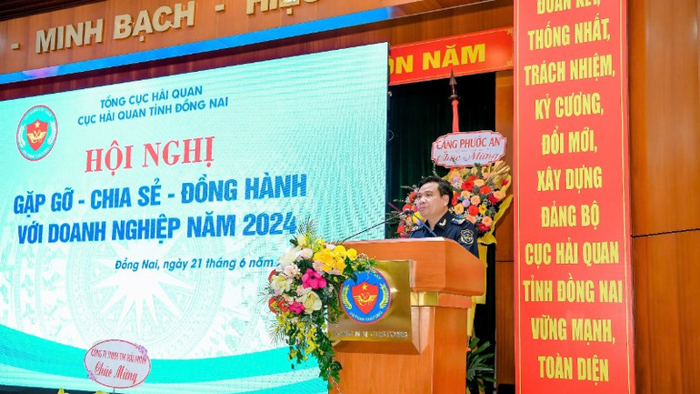 Cục trưởng Hải quan tỉnh Đồng Nai Lê Văn Thung phát biểu tại Hội nghị gặp gỡ, chia sẻ, đồng hành với doanh nghiệp năm 2024.