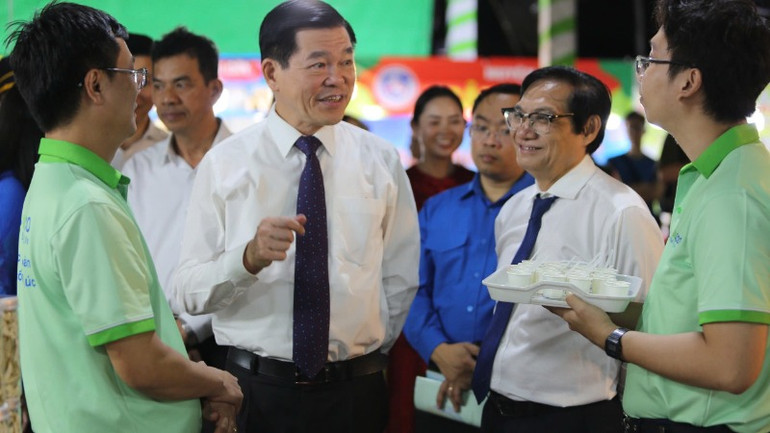 Bí thư Tỉnh ủy Đồng Nai Nguyễn Hồng Lĩnh và Phó Chủ tịch Ủy ban nhân dân tỉnh Nguyễn Sơn Hùng tham dự Tuần lễ văn hóa du lịch ẩm thực 2024.