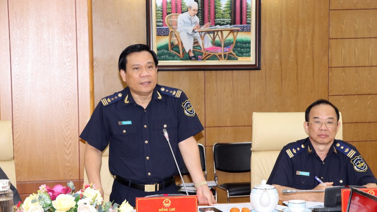 Cục trưởng Cục Hải quan tỉnh Đồng Nai Lê Văn Thung báo cáo một số kết quả thực hiện cải cách thủ tục hành chính.