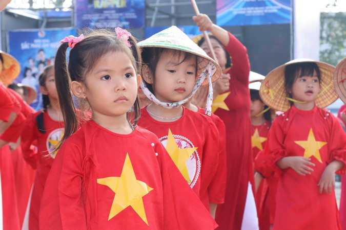 Nhiều em nhỏ được ba mẹ chở đến cùng xếp hình nghệ thuật bản đồ đất nước.