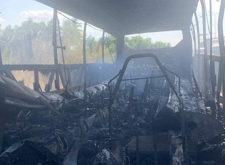 Bên trong chiếc xe khách bị cháy trơ khung.