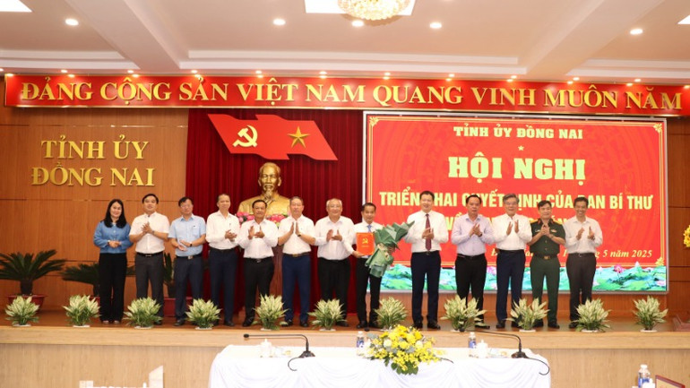 Lãnh đạo tỉnh Đồng Nai cùng đại diện các vụ theo dõi địa bàn tỉnh chúc mừng đồng chí Thái Bảo nhận quyết định của Ban Bí thư Trung ương Đảng chuẩn y Phó Bí thư Tỉnh ủy.