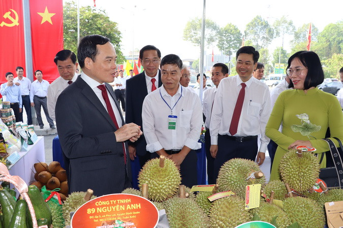 Phó Thủ tướng Chính phủ Trần Lưu Quang (nay là Trưởng Ban Kinh tế Trung ương) thăm gian hàng giới thiệu các sản phẩm nông nghiệp tiêu biểu tỉnh Đồng Nai ngày 4/6/2024.