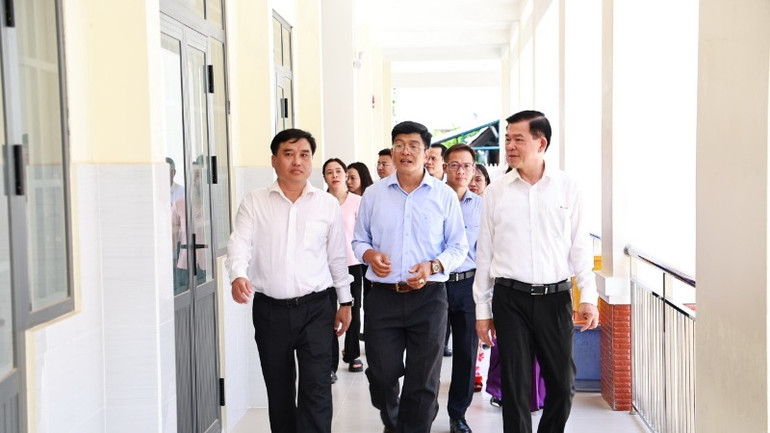 Bí thư Tỉnh ủy Đồng Nai Nguyễn Hồng Lĩnh cùng Bí thư Thành ủy Biên Hòa Hồ Văn Nam kiểm tra một trường học trên địa bàn. Bí thư Tỉnh ủy Đồng Nai Nguyễn Hồng Lĩnh cùng Bí thư Thành ủy Biên Hòa Hồ Văn Nam kiểm tra một trường học trên địa bàn.