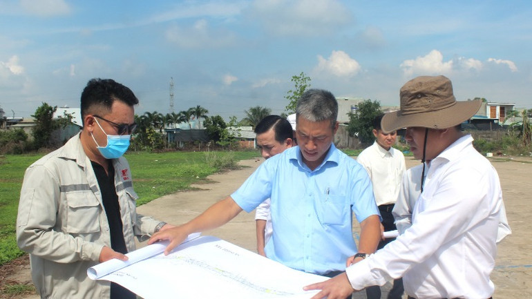 Bí thư Thành ủy Biên Hòa Hồ Văn Nam (bên phải) kiểm tra tiến độ một dự án giao thông trọng điểm trên địa bàn. Bí thư Thành ủy Biên Hòa Hồ Văn Nam (bên phải) kiểm tra tiến độ một dự án giao thông trọng điểm trên địa bàn.