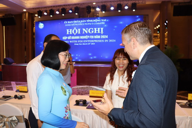 Phó Chủ tịch Ủy ban nhân dân tỉnh Đồng Nai Nguyễn Thị Hoàng (bên trái) trao đổi với nhà đầu tư FDI. Phó Chủ tịch Ủy ban nhân dân tỉnh Đồng Nai Nguyễn Thị Hoàng (bên trái) trao đổi với nhà đầu tư FDI.