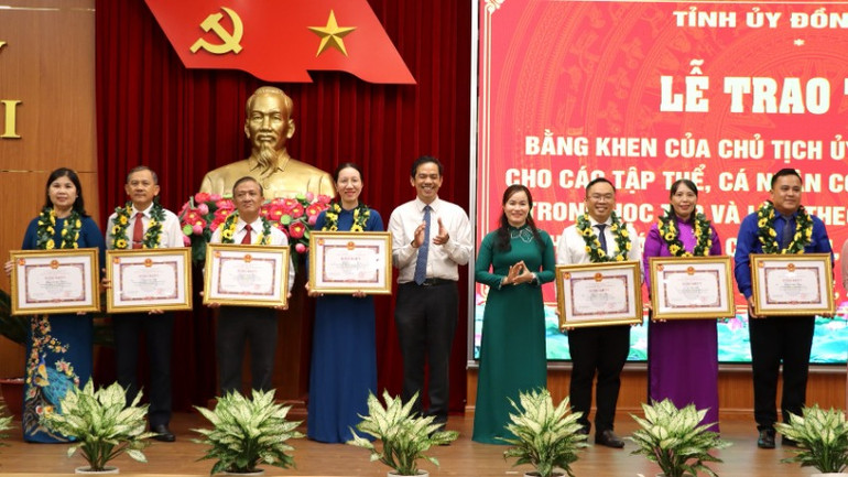 Lãnh đạo tỉnh Đồng Nai trao khen thưởng cho các cá nhân.