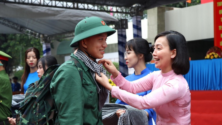 Giám đốc Sở Giáo dục và Đào tạo Đồng Nai, Thành viên Hội đồng Nghĩa vụ quân sự tỉnh đeo khăn rằn cho thanh niên trước lúc lên đường về đơn vị tại điểm giao nhận quân thành phố Biên Hòa. Giám đốc Sở Giáo dục và Đào tạo Đồng Nai, Thành viên Hội đồng Nghĩa vụ quân sự tỉnh đeo khăn rằn cho thanh niên trước lúc lên đường về đơn vị tại điểm giao nhận quân thành phố Biên Hòa.