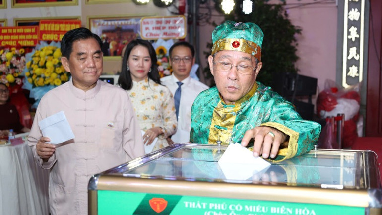 Các đại biểu tham dự khai mạc quyên góp ủng hộ Quỹ vì người nghèo.