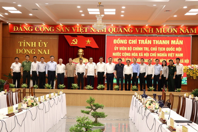 Chủ tịch Quốc hội Trần Thanh Mẫn, Phó Chủ tịch Quốc hội Nguyễn Đức Hải chụp ảnh cùng các đồng chí lãnh đạo chủ chốt tỉnh Đồng Nai.