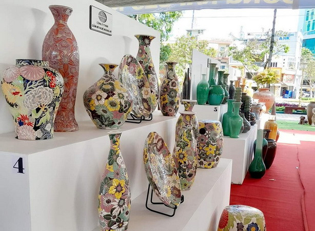 Gốm mỹ nghệ Biên Hòa với hoa văn, kiểu dáng truyền thống được phục chế. Gốm mỹ nghệ Biên Hòa với hoa văn, kiểu dáng truyền thống được phục chế.