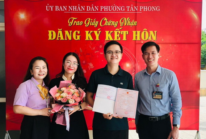 Trao giấy chứng nhận kết hôn tại Ủy ban nhân dân phường Tân Phong, thành phố Biên Hòa.