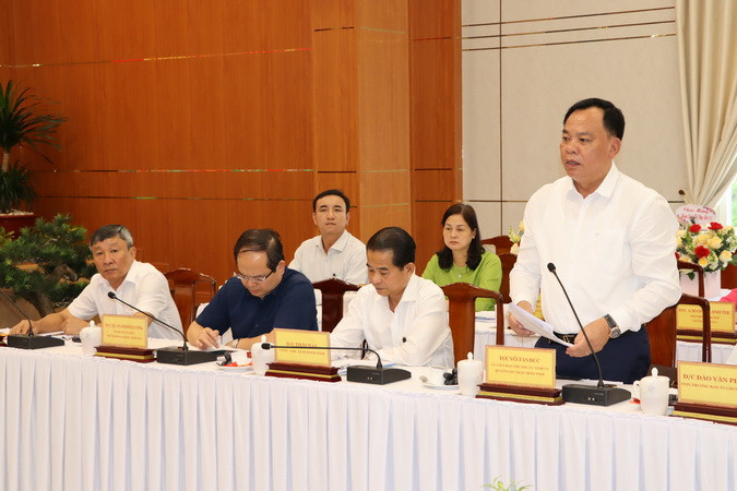 Quyền Chủ tịch Ủy ban nhân dân tỉnh Đồng Nai Võ Tấn Đức trao đổi thông tin với lãnh đạo tỉnh Thái Nguyên.