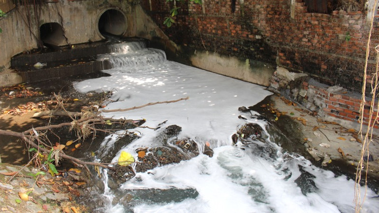 Nguồn nước gây sủi bọt phủ trắng dòng suối Bà Lúa.